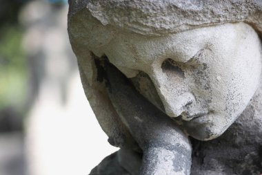 Güzellik, bilgelik ve iyilik bir sembolü olarak bir kadın heykeli