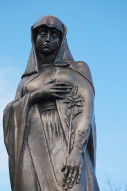 Depresyon ve kederin sembolü olarak mezardaki kadın heykeli