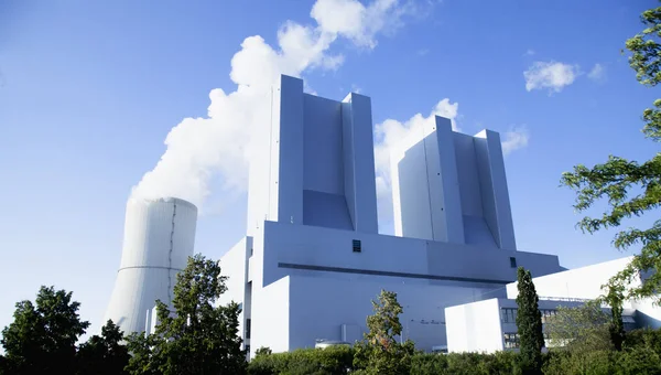 冷却塔和现代火力发电厂 发电和燃料生产概念 — 图库照片