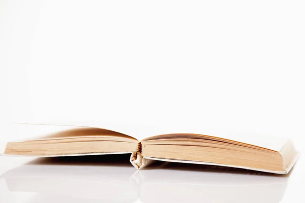 Ανοιχτό Βιβλίο Άσπρο Φόντο Σύμβολο Της Λογοτεχνίας Και Της Γνώσης — Φωτογραφία Αρχείου