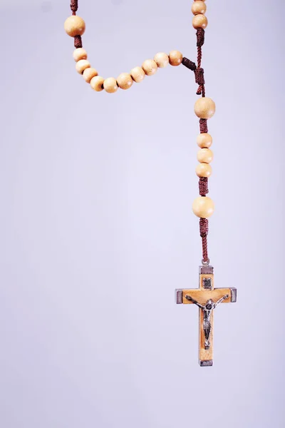 救いと永遠の命の象徴としてのロザリオビーズ — ストック写真