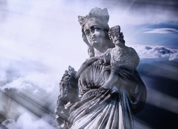 Kaputte Und Schöne Statue Der Jungfrau Maria Mit Dem Jesuskind — Stockfoto