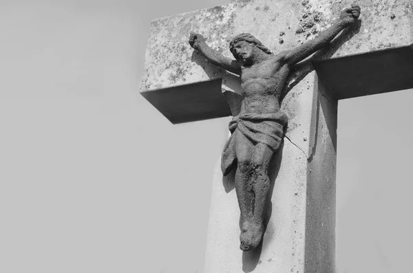 耶稣基督被钉在十字架上 古代石像 — 图库照片