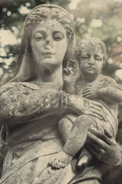 Estátua Antiga Virgem Maria Com Jesus Cristo — Fotografia de Stock