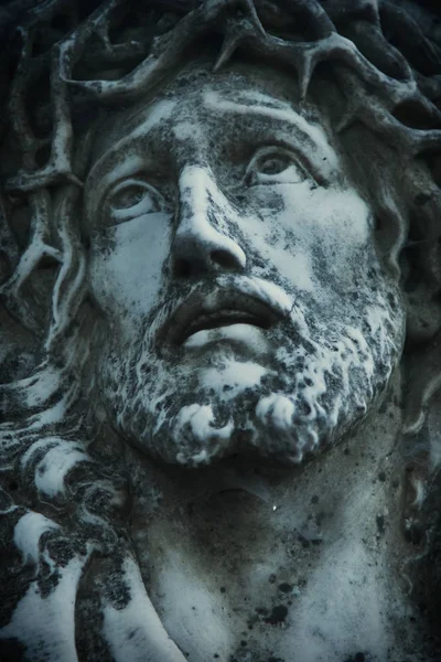 关闭作为爱 信仰和宗教象征的古玩雕像耶稣基督 — 图库照片