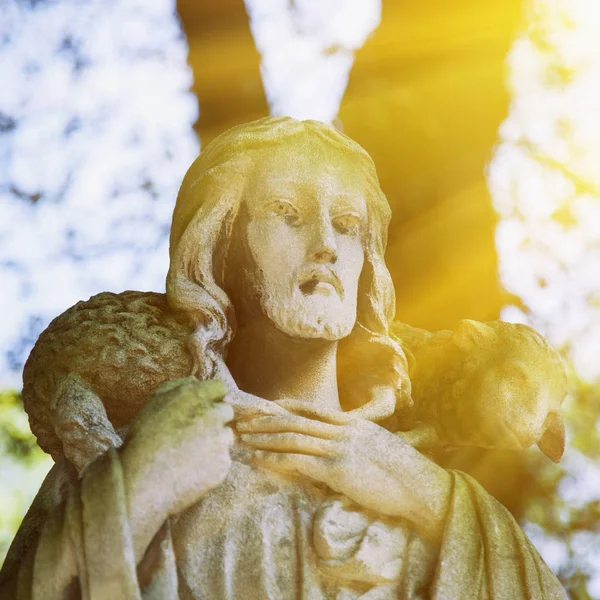 Иисус Христос - Добрый Пастырь (статуя древнего искусства, фрагмент . — стоковое фото