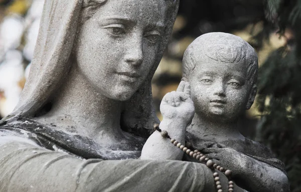 Sevgi Nezaket Sembolü Olarak Meryem Ana Heykeli — Stok fotoğraf