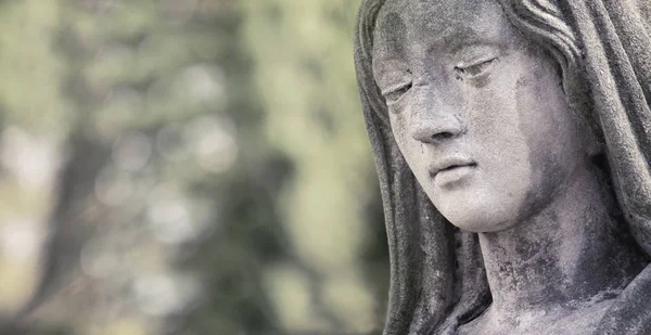 の悲しみ うつ病に聖母マリアの像 — ストック写真