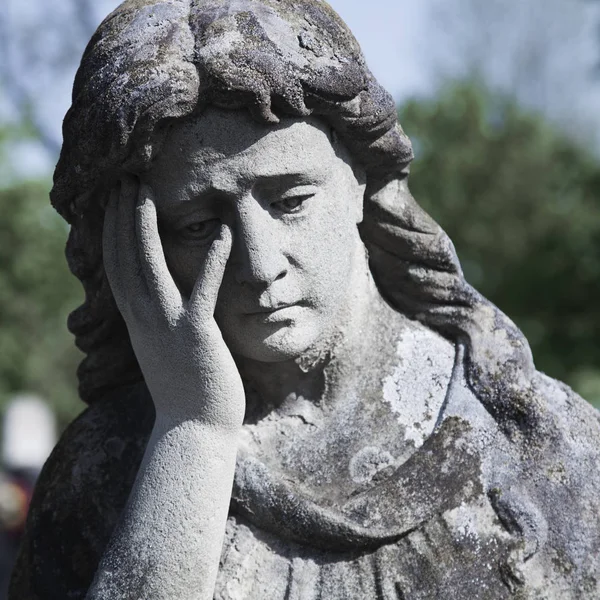 Image Vintage Ange Triste Sur Cimetière Sur Fond Feuilles Détails — Photo