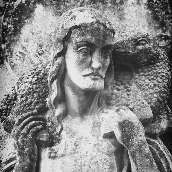 イエス ・ キリスト - グッド シェパード (古代の像の断片) — ストック写真