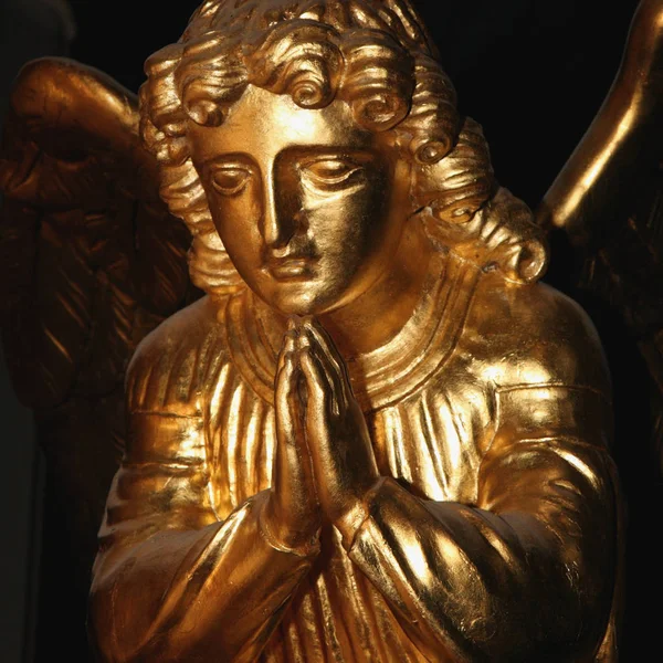 Фигура Молящегося Ангела Темном Фоне — стоковое фото