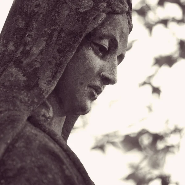 Staty Jungfru Maria Som Symbol För Kärlek Och Godhet — Stockfoto