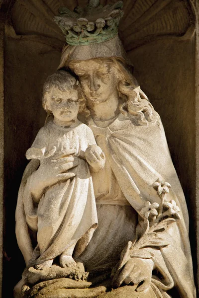 圣母玛利亚的古代雕像与婴儿耶稣基督 上帝概念 — 图库照片