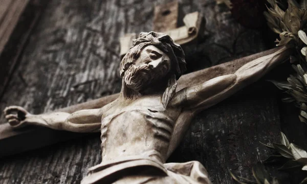 耶稣基督钉十字架 古代的木制雕塑 详细信息 — 图库照片