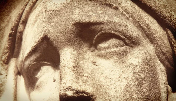 Rostro de la Virgen María (fragmento de estatua antigua ) —  Fotos de Stock