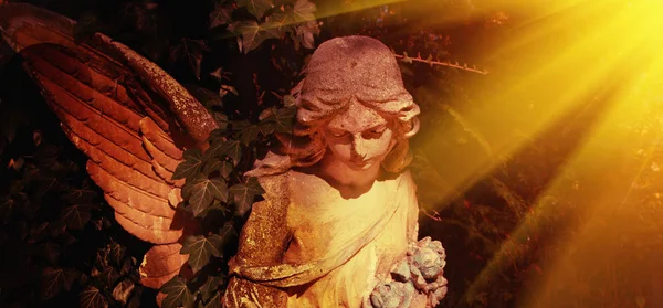 Anjo Luz Sol Estátua Antiga — Fotografia de Stock