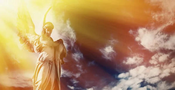 空の背景 信仰概念上 Sunl の光線で素晴らしい天使のアンティーク Sstatue — ストック写真
