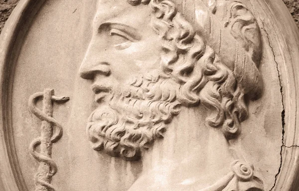 Asclepius 希腊语 Lat Aesculapius 治疗之神 阿波罗和科罗尼的儿子 艺术疗法伊斯库拉皮斯半人马奇龙也学会了复活死者 — 图库照片
