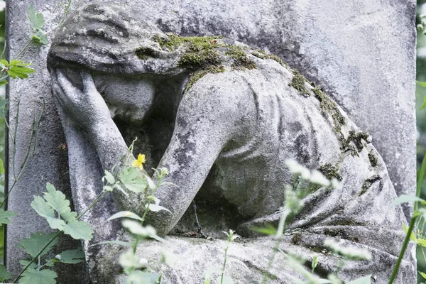 うつ病の痛みと悲しみの象徴として墓に女性の像 キリスト教 死の概念 — ストック写真