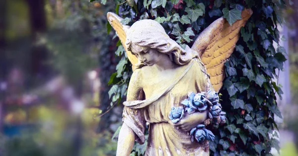 Винтажное Изображение Грустного Ангела Фоне Листьев Фрагмент — стоковое фото