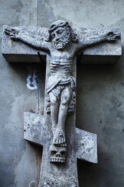 耶稣基督被钉在十字架上 象征着人类灵魂的复活和不朽 古老的石像 — 图库照片