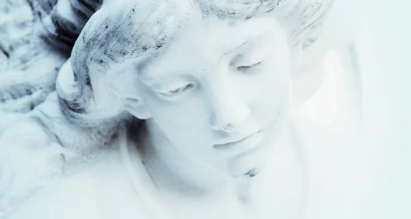 Trauriger Engel Sonnenlicht Auf Weißem Hintergrund Antike Statue — Stockfoto