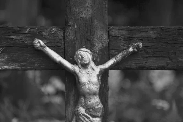 耶稣基督被钉在十字架上 象征着人类灵魂的复活和不朽 古老的木制雕像 — 图库照片