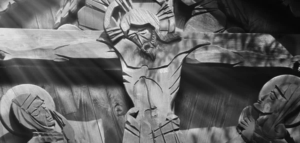 햇빛에 동상에 하나님의 사랑의 상징으로 그리스도의 십자가 — 스톡 사진
