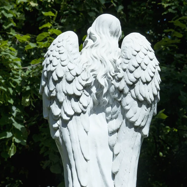 Фрагмент Древней Статуи Ангела Фоне Листьев — стоковое фото