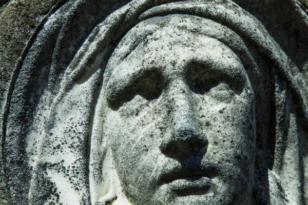 Zbliżenie Antyczne Kamienna Statua Maryi Dziewicy Vintage Rzeżba Smutny Kobiety — Zdjęcie stockowe