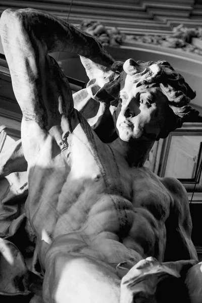 大力神在灰色背景 古色古香的雕像的细节 — 图库照片