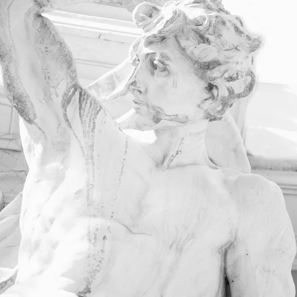 Hercule Sur Fond Blanc Détail Statue — Photo