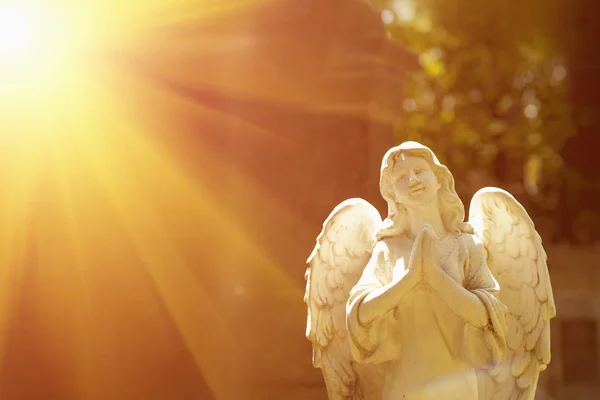 Wunderbarer Engel Den Sonnenstrahlen Architektur Statue Archetyp Religion Glaubenskonzept — Stockfoto