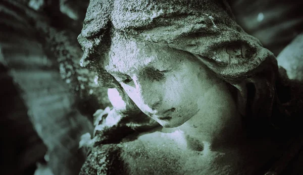 ビンテージ葉 詳細の背景に対して悲しい天使像 — ストック写真