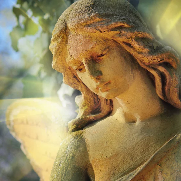 Antyczny posąg Złotego Anioła Stróża w słońcu (religia, — Zdjęcie stockowe