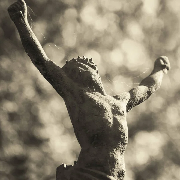 Holy cross with crucified Jesus Christ (Antique statue) (religio — Stock Photo, Image