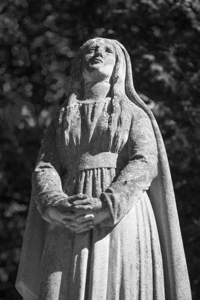 Antik staty av Jungfru Maria bön (religion, tro, heliga — Stockfoto
