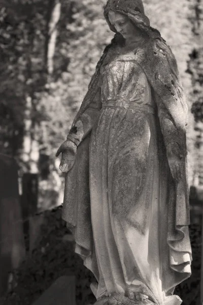 Statue der Jungfrau Maria. Retrofilter. (Religion, Glaube, heilig, Sünde — Stockfoto