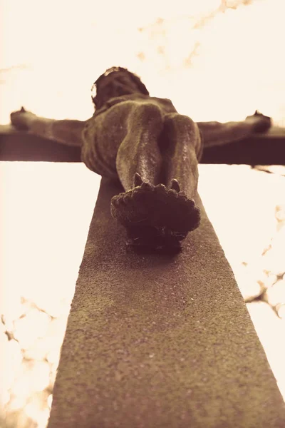 耶稣基督被钉在十字架上 (雕像, 底部的景色) — 图库照片