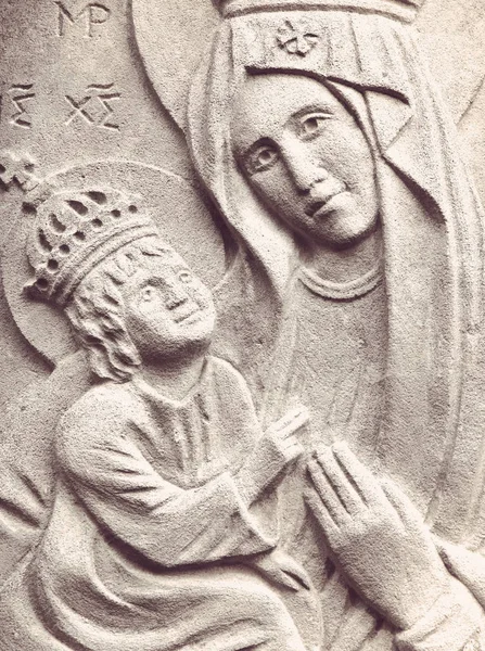 与耶稣基督怀抱婴儿的圣母玛利亚的雕像 — 图库照片