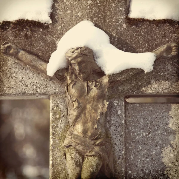 耶稣基督被钉在十字架上 雪中的雕像 — 图库照片