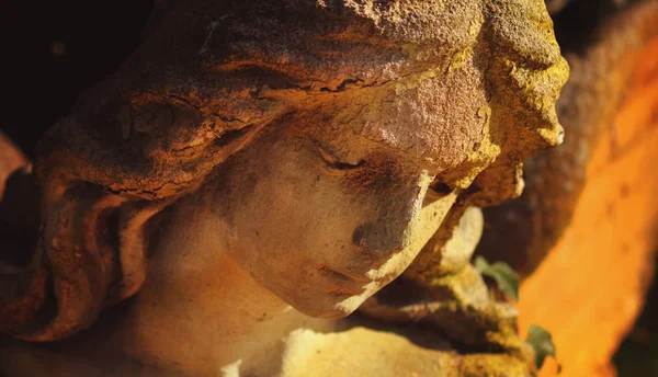 Majestosa vista da estátua do anjo dourado iluminado pela luz solar . — Fotografia de Stock