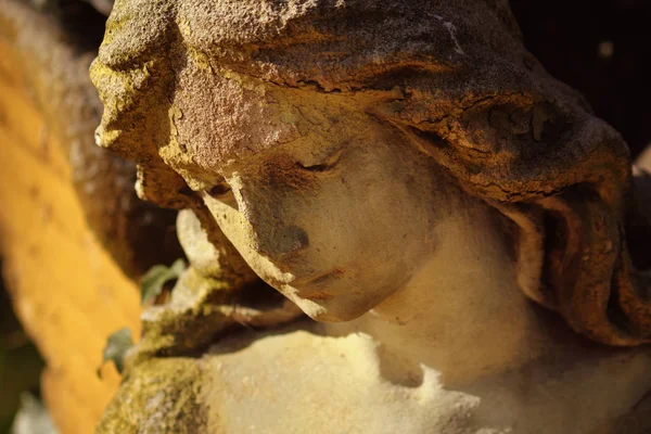 Величественный вид на статую золотого ангела, освещенную солнечным светом — стоковое фото