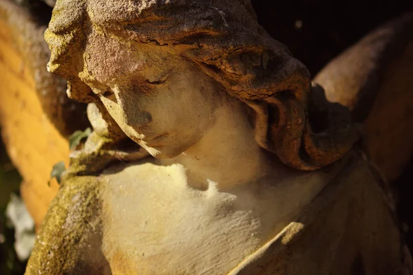 Majestuosa Vista Estatua Ángel Dorado Iluminado Por Luz Del Sol — Foto de Stock