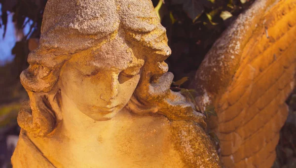 Скульптура Ангела Темном Фоне — стоковое фото