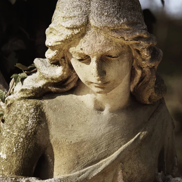 Мбаппе Закрывает Лицо Каменной Скульптурой Ангела Милым Выражением Лица Которое — стоковое фото