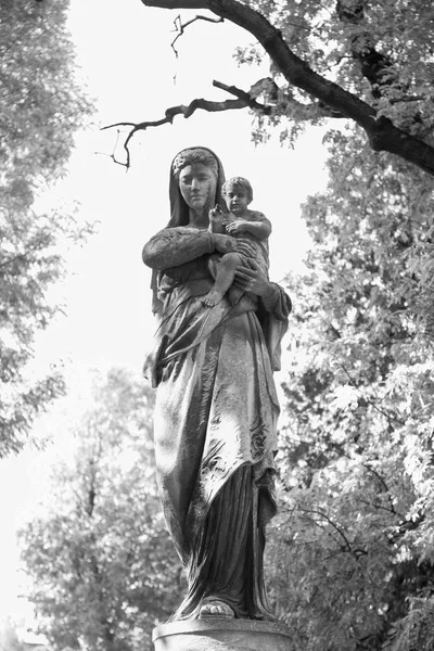 Estatua Plata Virgen María Con Niño Jesucristo Sus Brazos Sobre — Foto de Stock