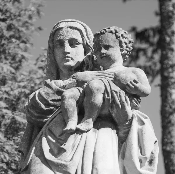 Antieke Beeld Van Maagd Maria Met Het Kindje Jezus Christus — Stockfoto