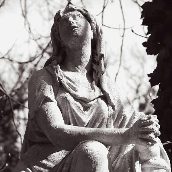 Статуя Женщины Могиле Символ Депрессии Боли Печали — стоковое фото