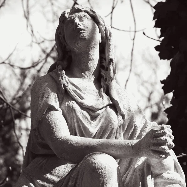 Estátua Mulher Túmulo Como Símbolo Depressão Dor Tristeza — Fotografia de Stock